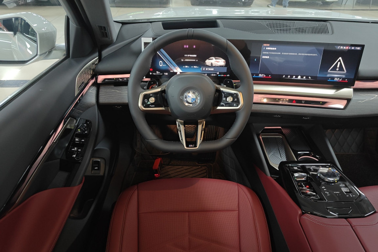 BMW 5 Series 2025 #11 BMW 5 Series 2025 car image #11