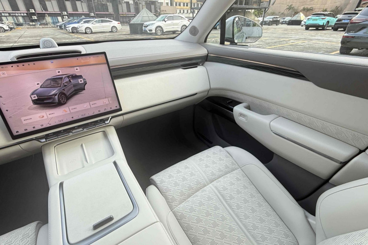 Zeekr 7X 2024 car image #11