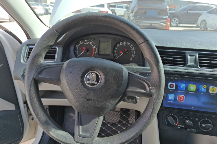 Skoda Rapid 2017 car image #11