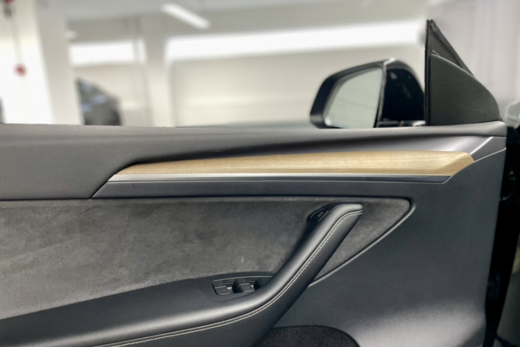 Tesla Model Y 2023 car image #11