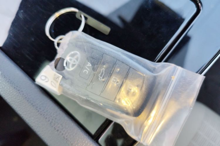 Toyota bZ4X 2022 immagine di auto #11