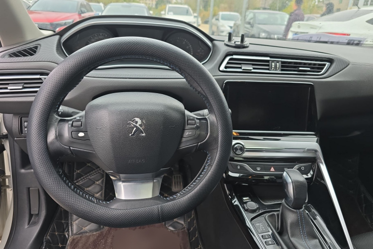Peugeot 308 2019 car image #11