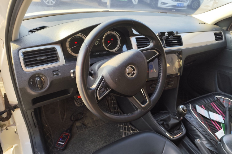 Skoda Rapid 2018 car image #11