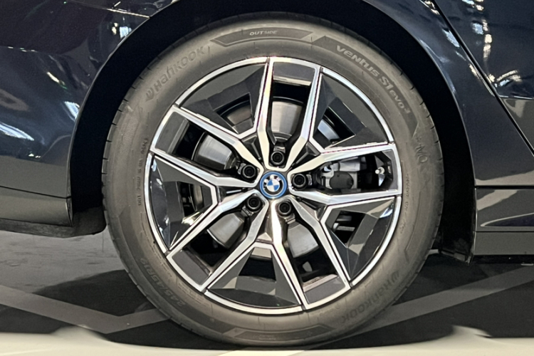 BMW i5 2025 car image #11