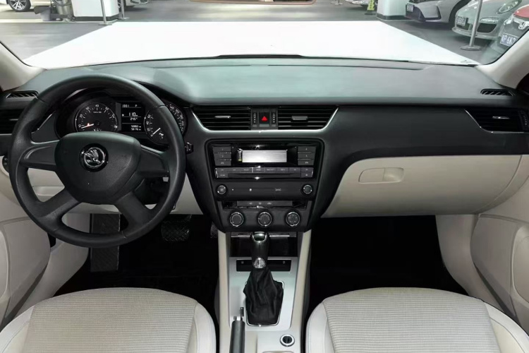 Skoda Octavia 2015 car image #11
