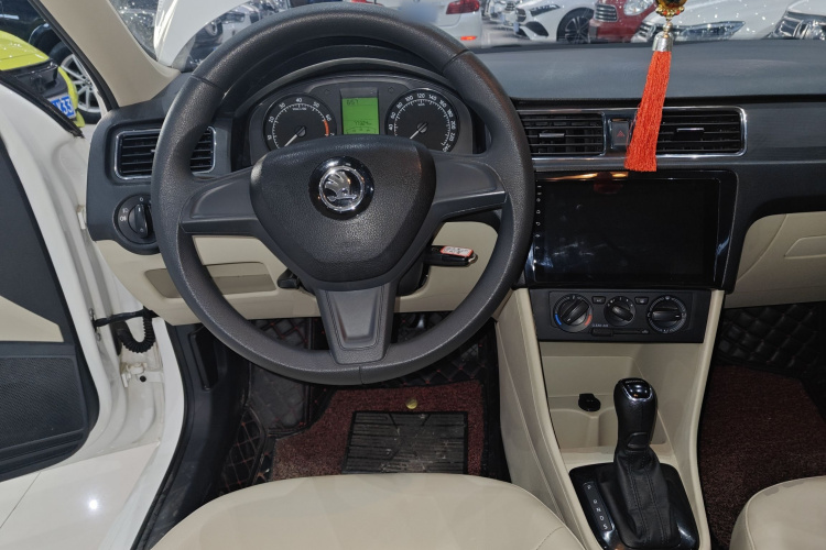 Skoda Rapid 2016 car image #11