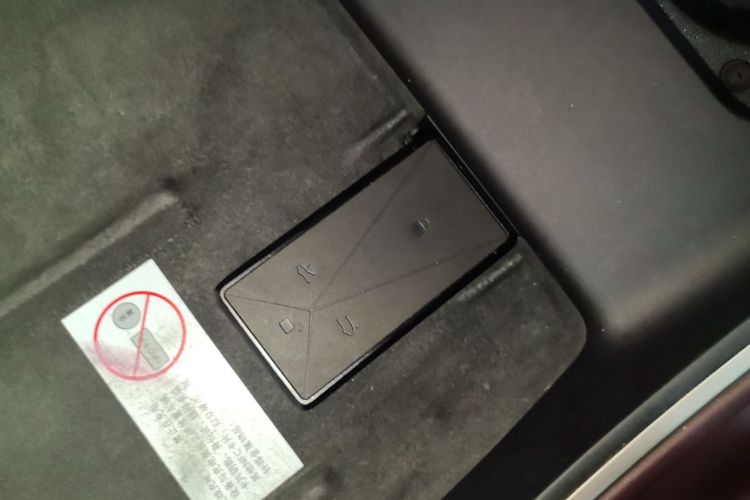 Avatr 11 2023 car image #11
