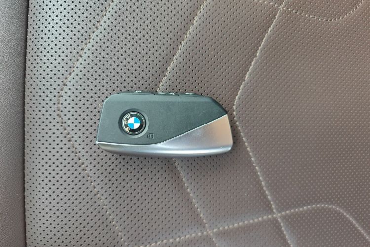 BMW iX1 2023 car image #11