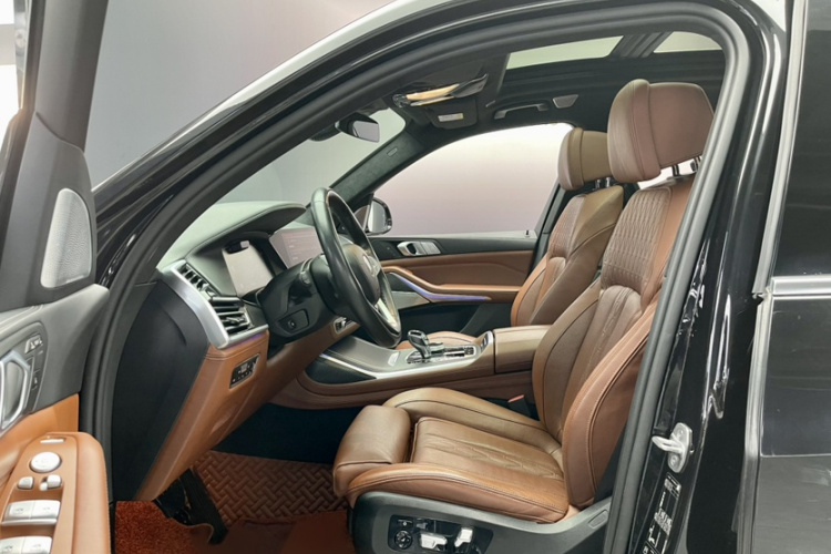 BMW X7 2020 car image #11