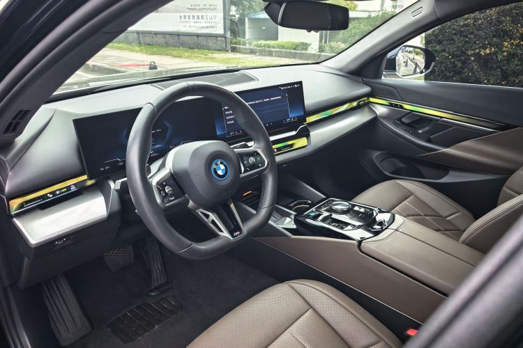BMW i5 2024 car image #11