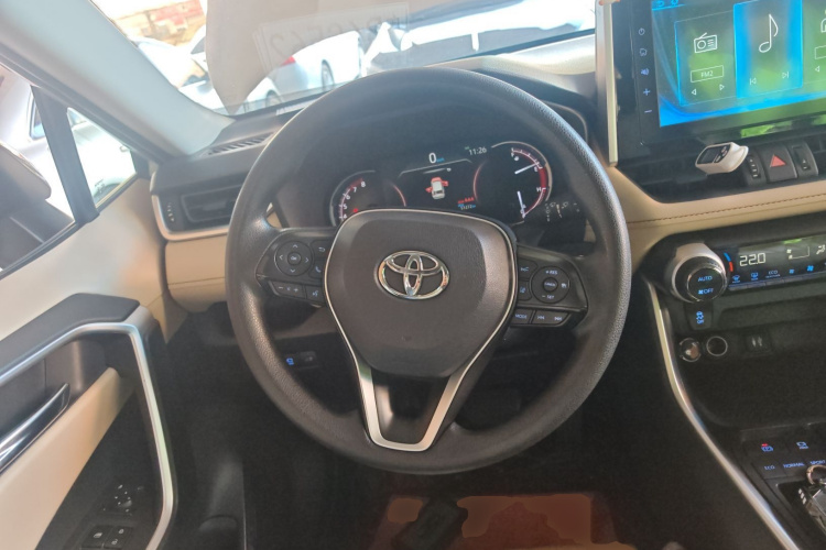 Toyota RAV4 2020 car image #11