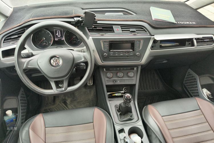 Volkswagen Touran 2017 car image #11