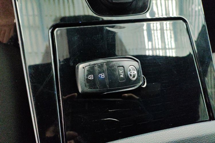 Toyota bZ4X 2022 immagine di auto #11