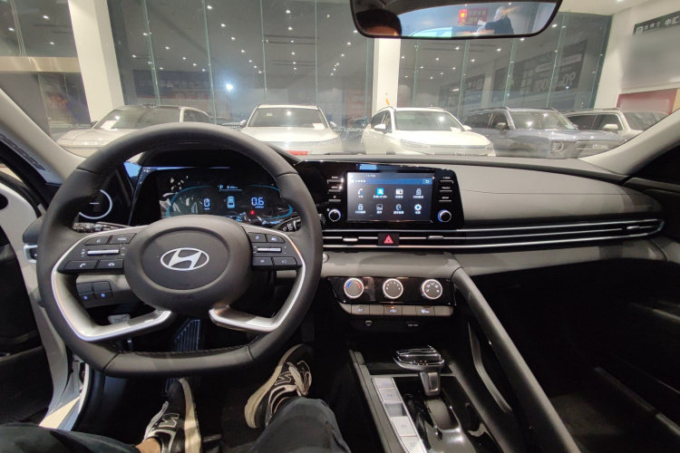 Hyundai Elantra 2025 car image #11