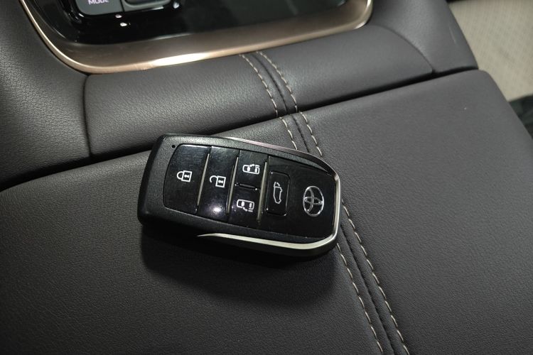 Toyota Alphard 2023 #11 Toyota Alphard 2023 car image #11