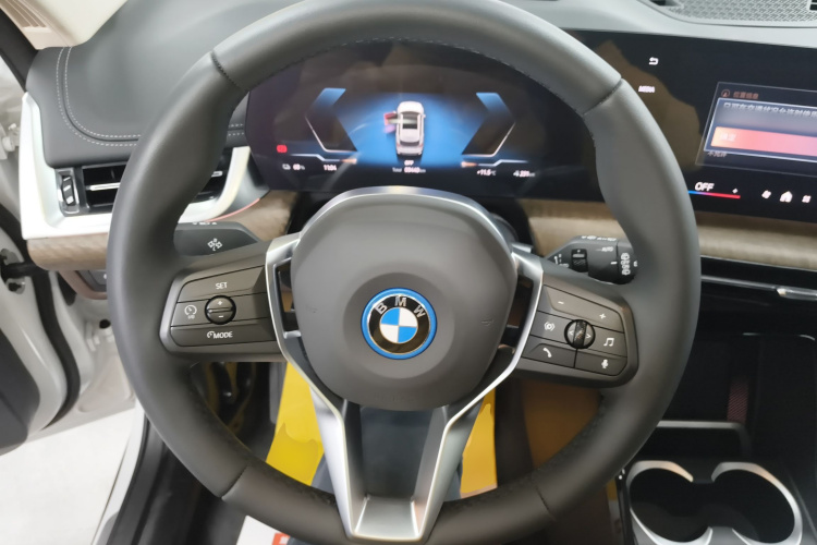 BMW iX1 2025 #11 BMW iX1 2025 car image #11