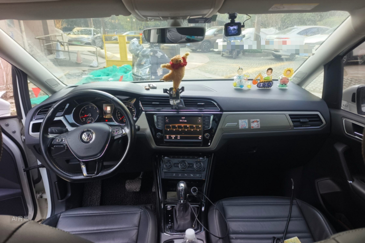 Volkswagen Touran 2018 car image #11