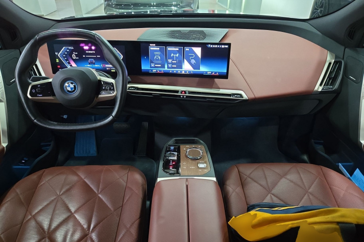 BMW iX 2024 immagine di auto #11