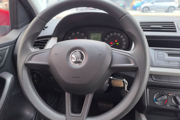 Skoda Fabia 2015 car image #11