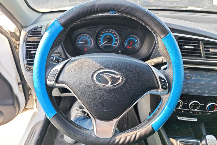 Soueast V3 Lingyue 2015 #11 Soueast V3 Lingyue 2015 car image #11