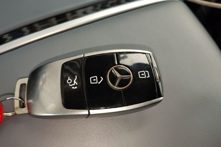 Mercedes-Benz V Class 2020 car image #11