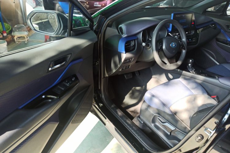 Toyota C-HR 2018 car image #11