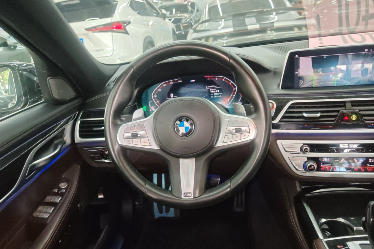 BMW 7 Series 2019 car image #11