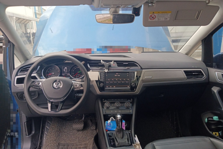 Volkswagen Touran 2018 car image #11