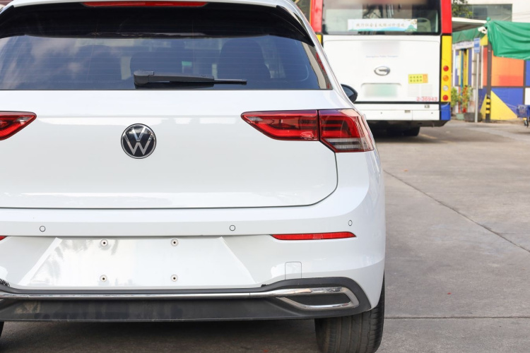 Volkswagen Golf 2023 car image #11