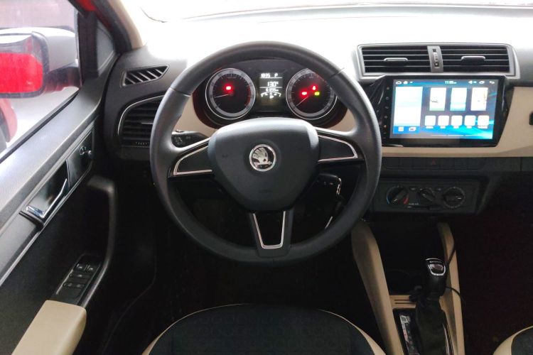 Skoda Fabia 2017 car image #11