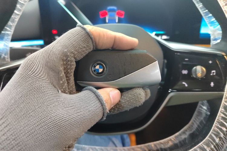 BMW i5 2024 car image #11