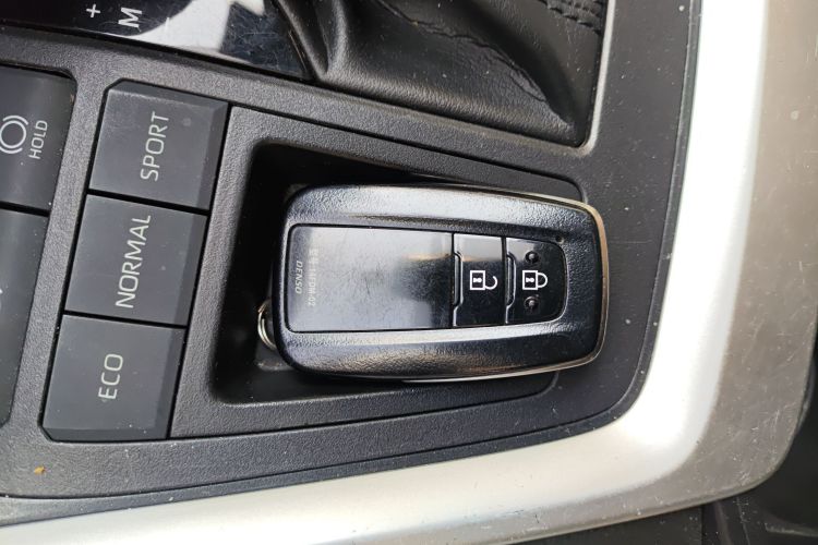 Toyota RAV4 2020 car image #11