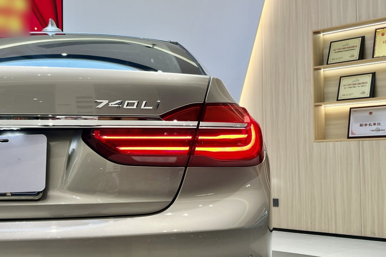 BMW 7 Series 2018 car image #11