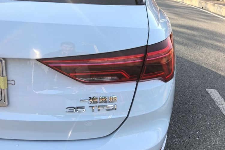 Audi Q3 2019 car image #11