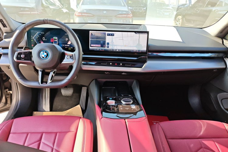 BMW i5 2025 car image #11