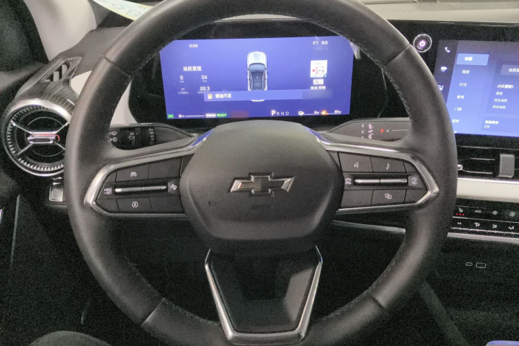 Chevrolet Equinox Plus 2025 car image #11