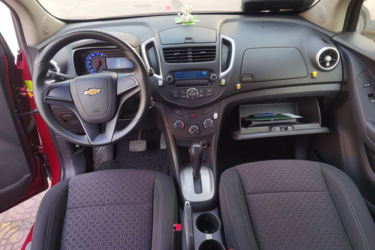 Chevrolet Tracker 2015 immagine di auto #11
