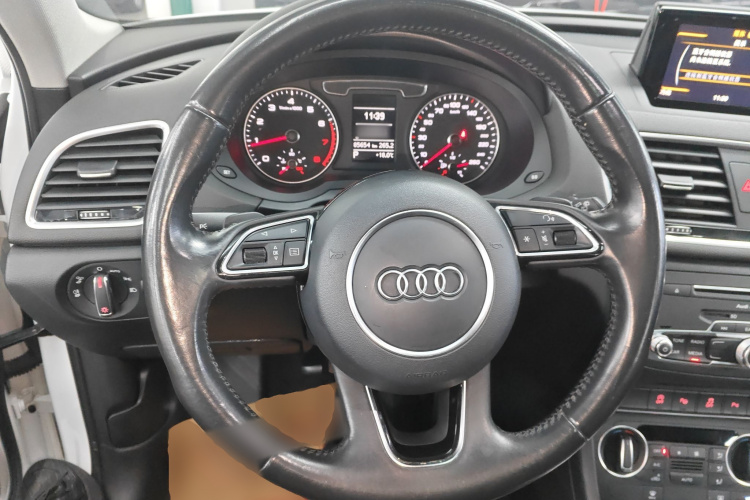 Audi Q3 2017 car image #11