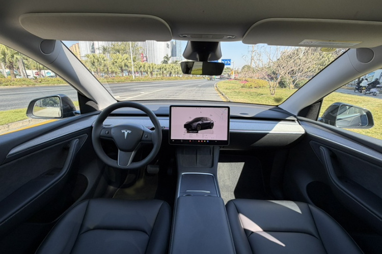 Tesla Model Y 2025 #11 Tesla Model Y 2025 car image #11