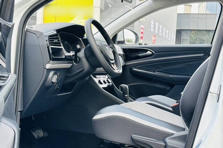 VS5 2025 car image #11