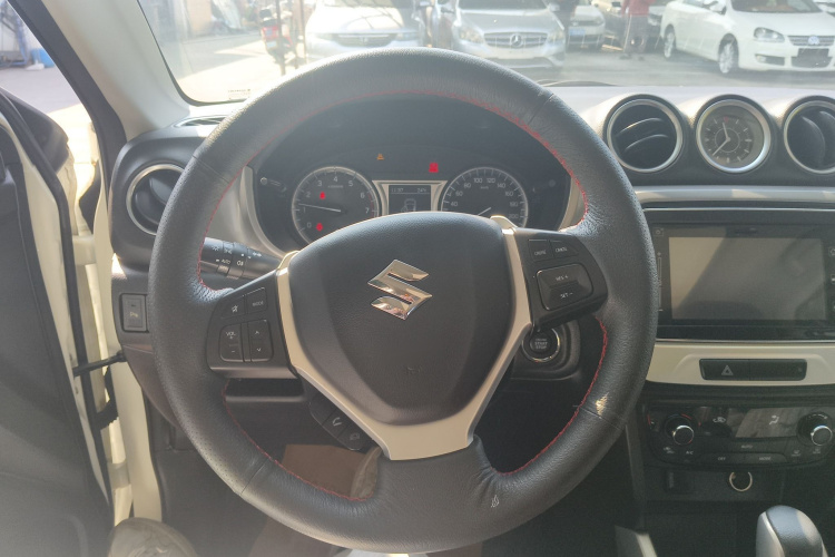 Suzuki Vitara 2016 car image #11
