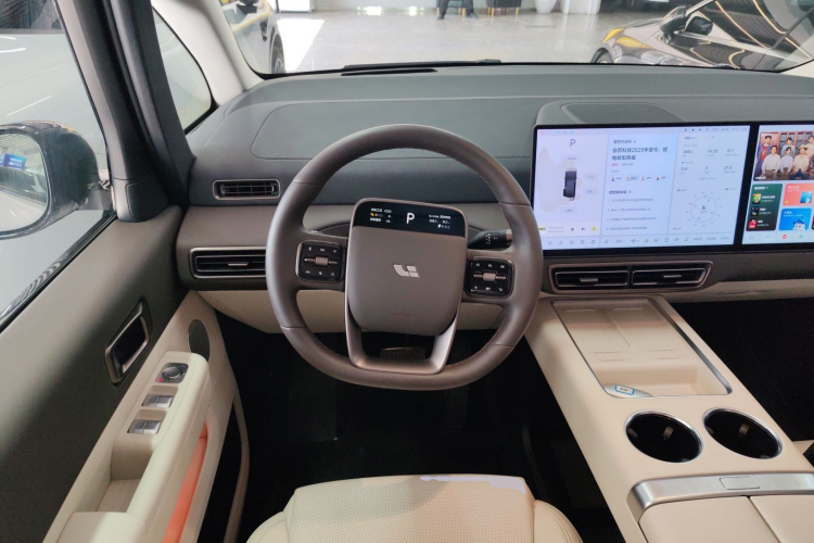 理想汽车 理想MEGA 2025 汽车图片 #11