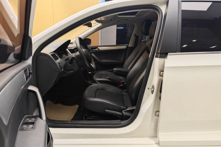 Skoda Rapid Spaceback 2019 car image #11