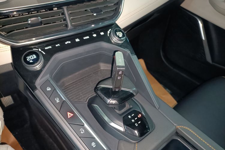 Lynk & Co 06 EM-P 2022 car image #11