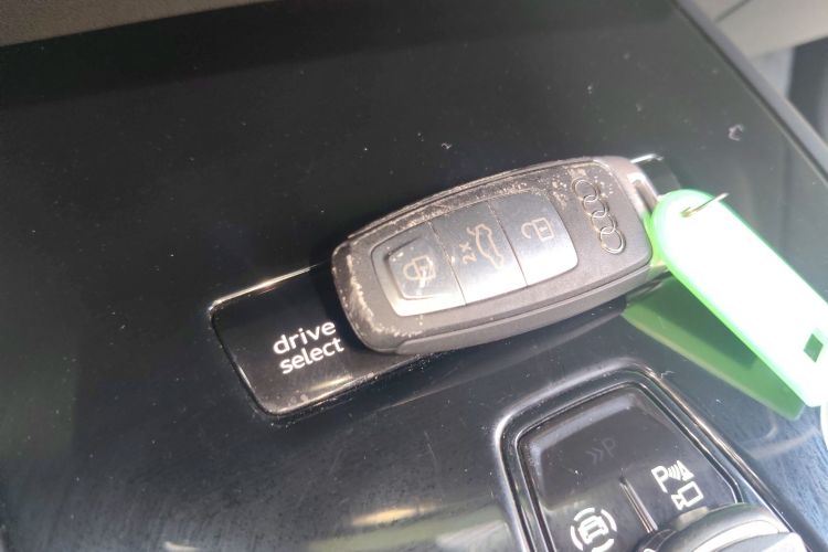 Audi Q5 e-tron 2022 #11 Audi Q5 e-tron 2022 صورة سيارة #11