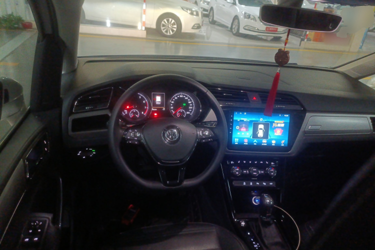 Volkswagen Touran 2018 car image #11