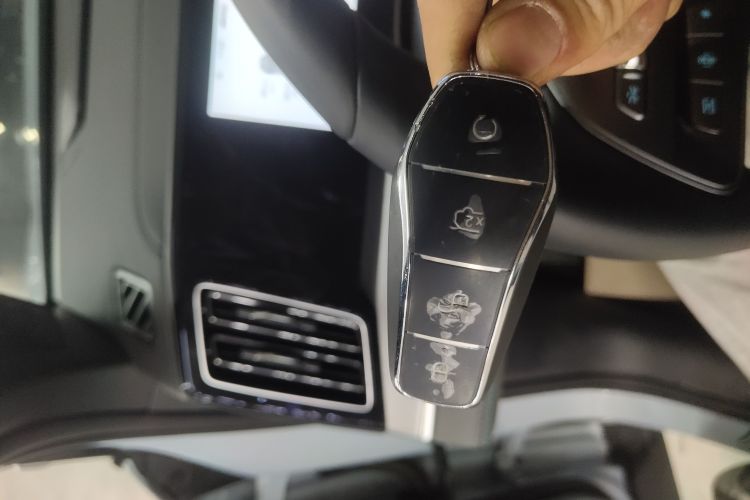 BYD SongL DM-i 2025 #11 BYD SongL DM-i 2025 car image #11