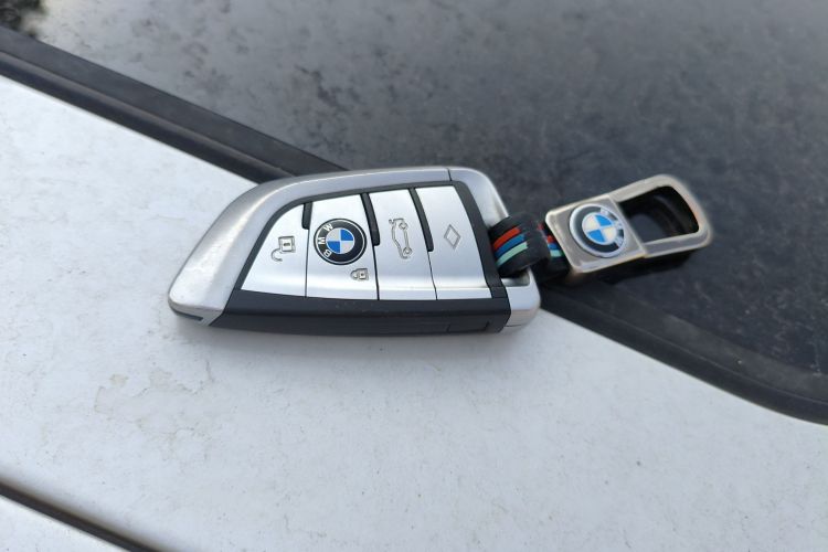 BMW 3 Series 2018 immagine di auto #11