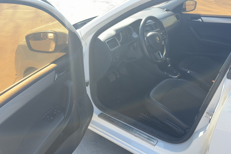 Skoda Rapid 2018 car image #11