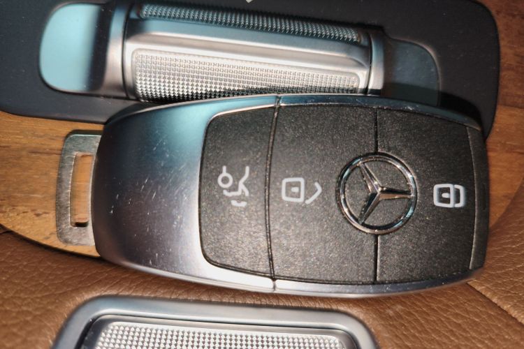 Mercedes-Benz GLE Class New Energy 2023 car image #11